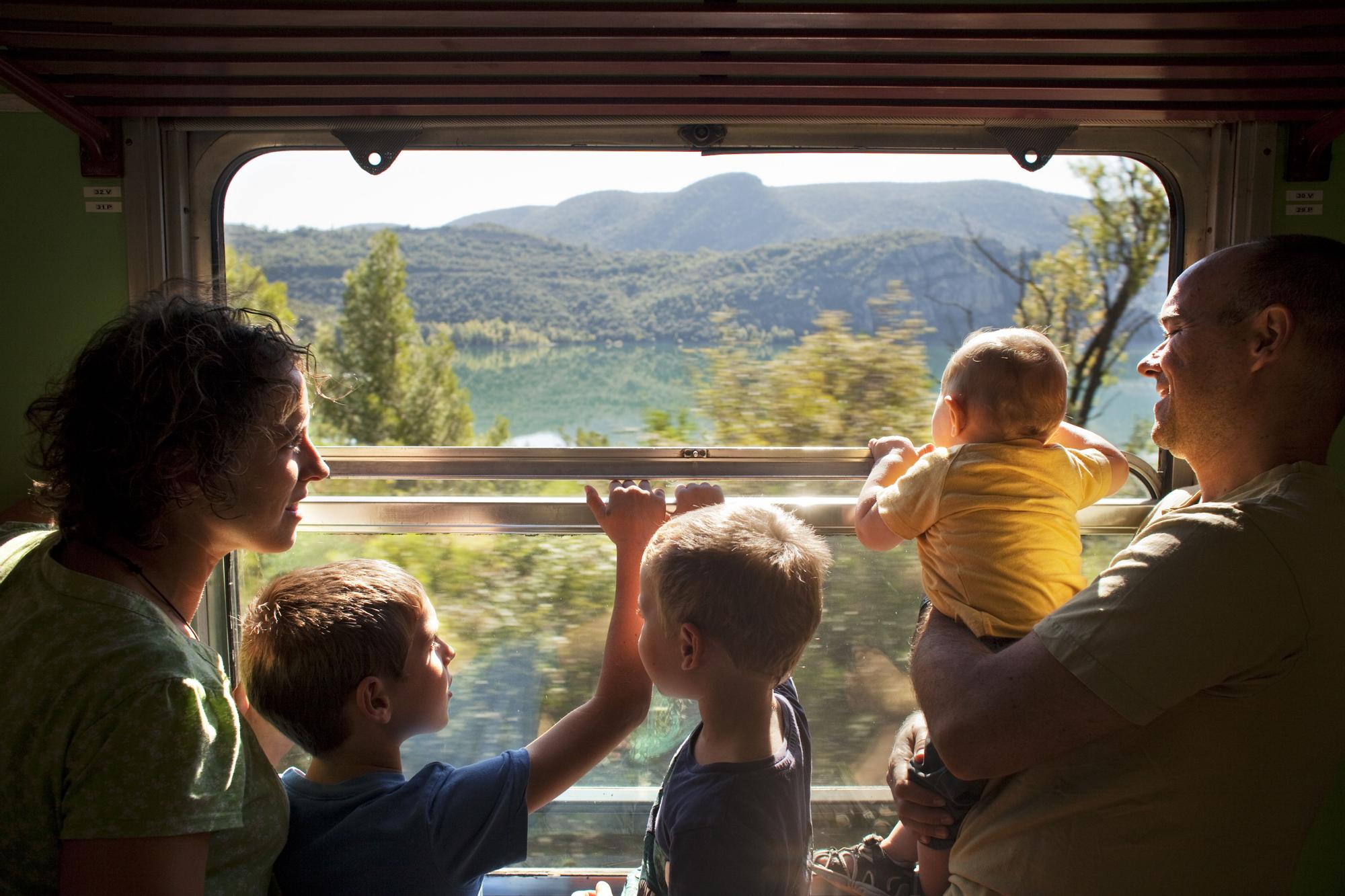 Familia en el Tren dels Llacs.
