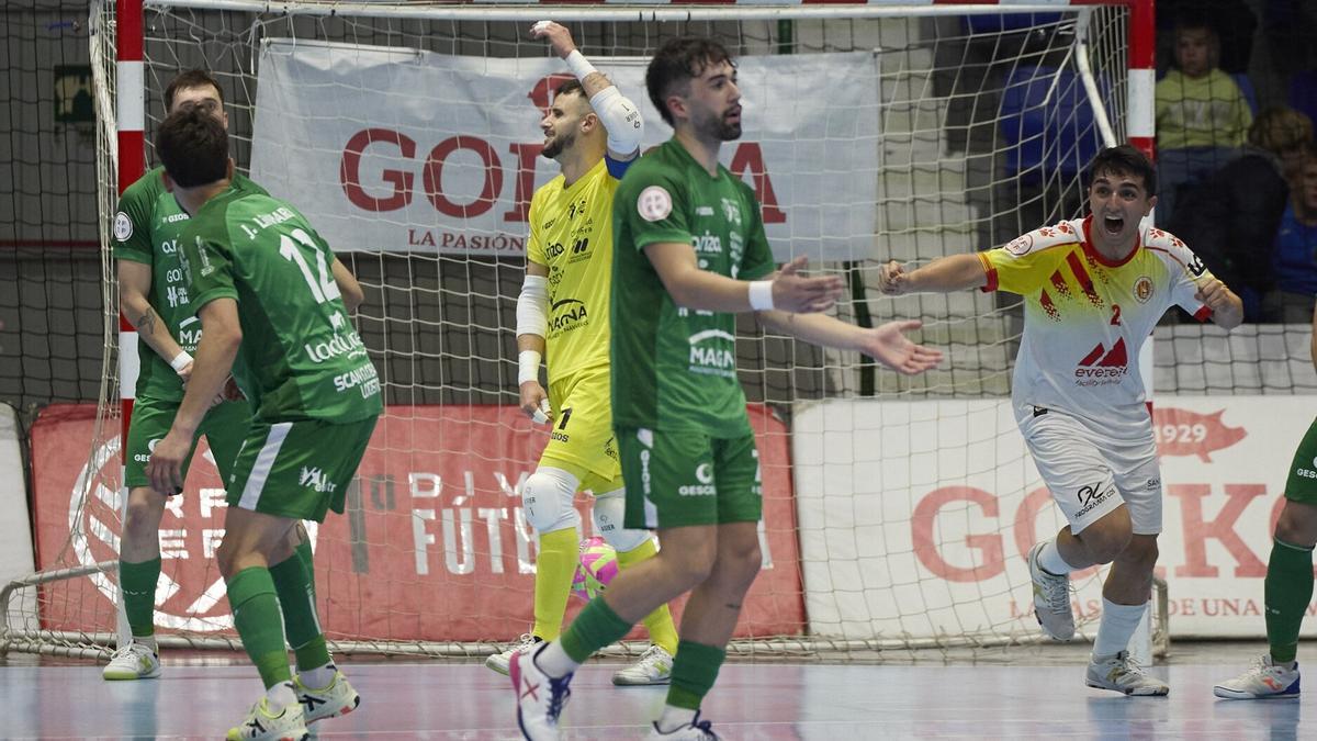 Lamento de los jugadores de Osasuna Magna tras encajar un gol de Industrias Santa Coloma.