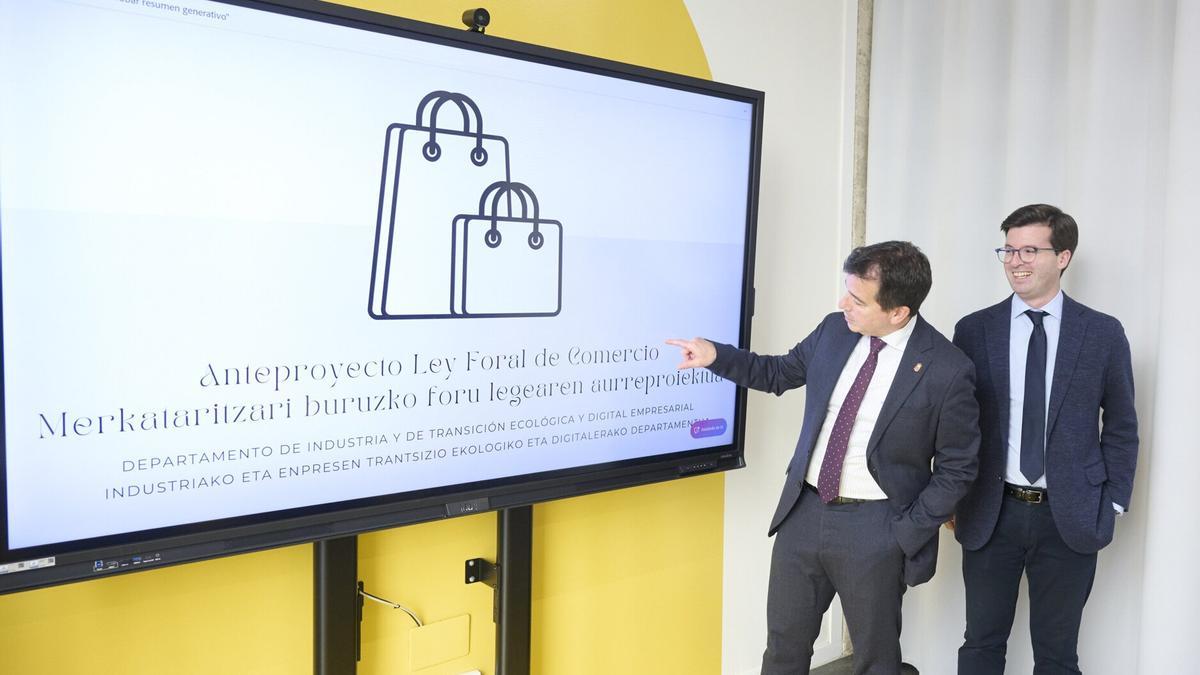 Mikel Irujo y Pablo Ezkurra, durante la presentación del anteproyecto de ley foral del comercio.