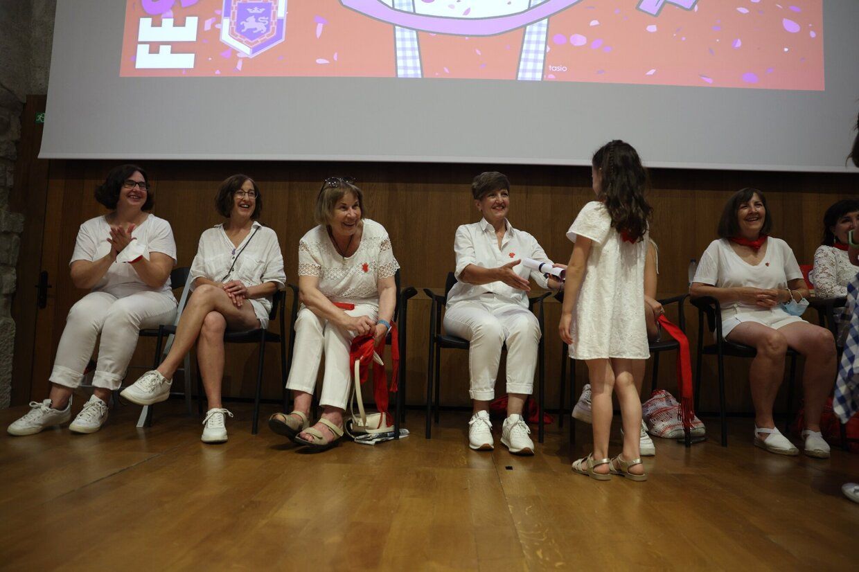La Asociacion Festa-Los de Bronce entrega el Premio Festa 2022 a las mujeres que impulsaron la desaparición de las llamadas "madrinas" de las peñas en los Sanfermines