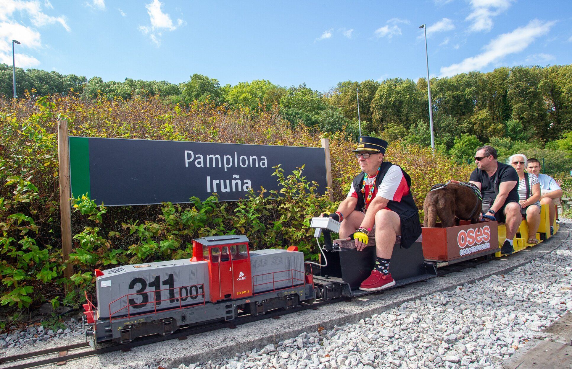 FOTOS | Budimir disfruta con su familia y se monta en el tren de Trinitarios