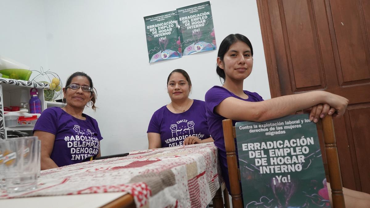Gabriela Fernanda Cevallos, Azucena Carhuajulca Choque y René Riofrío Cadenillas, en su vivienda de Sestao.