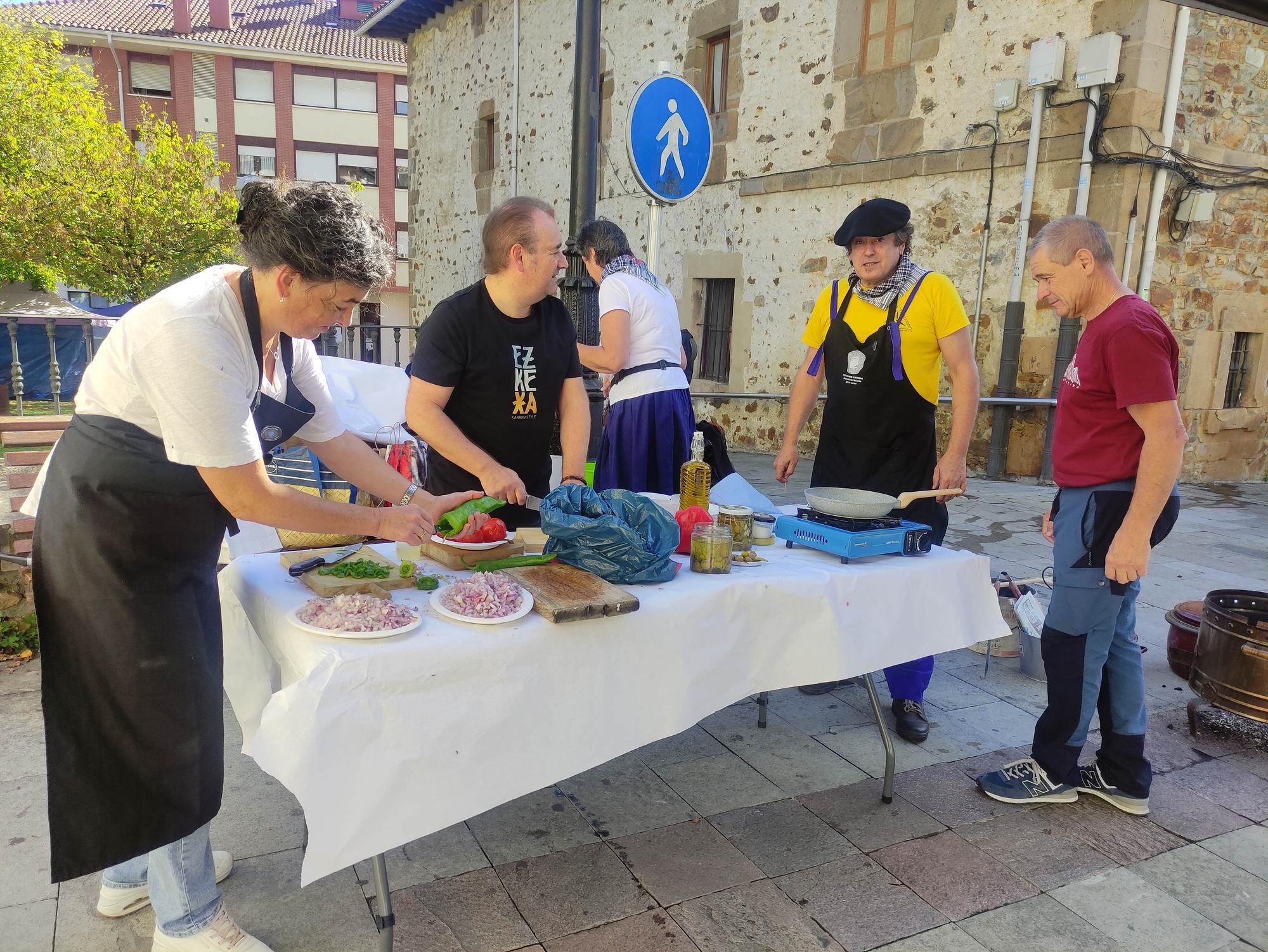 Putxeraren Kofradia Artzentalesko Geltokia desplegó una mesa en la plaza Euskadi.