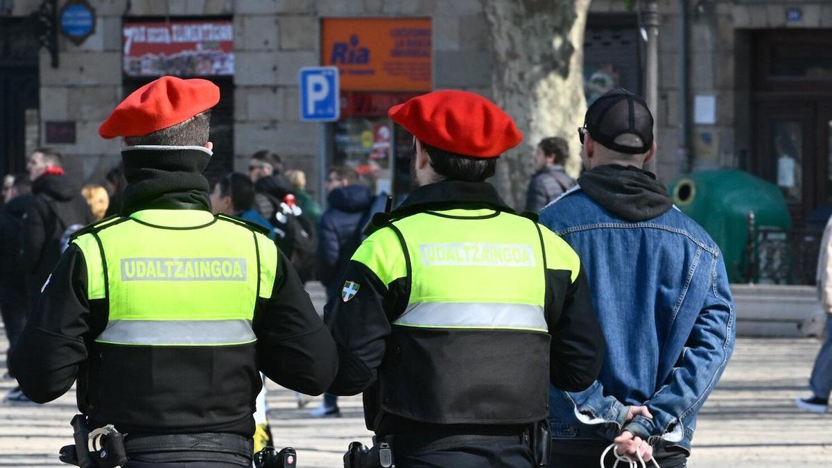 Dos policías municipales en Bilbao.