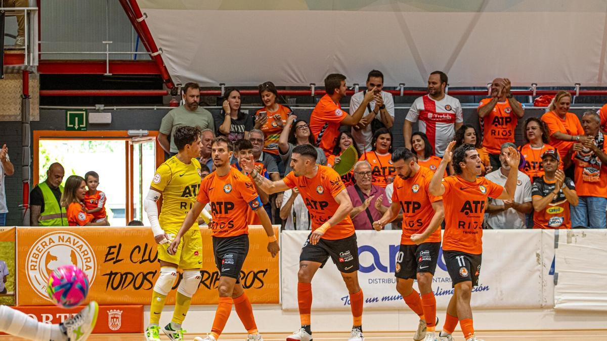 Jugadores del ATP Ribera Navarra celebran un gol