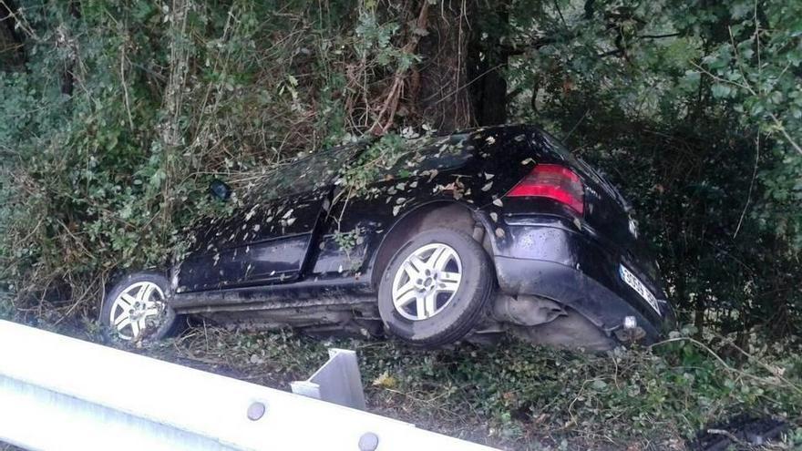 Turismo que apareció siniestrado a dos kilómetros de la casa de los propietarios.