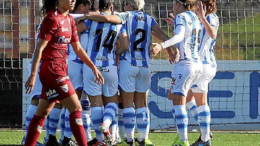 Las jugadoras de la Real celebran uno de los goles que marcaron al Logroño en la Liga en Zubieta.