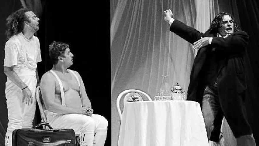 Una de las escenas de la función de &#039;El invisible príncipe del baúl&#039; que se representó en la fría noche del martes.