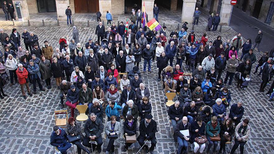 Los asistentes al homenaje a los fusilados escuchan las intervenciones en la plaza.