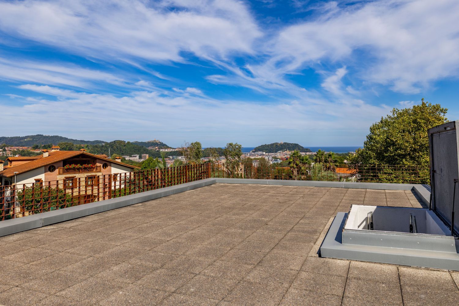 Exclusiva Villa Bifamiliar en venta en un paraíso, ubicada en el Alto de Zorroaga, en San Sebastián