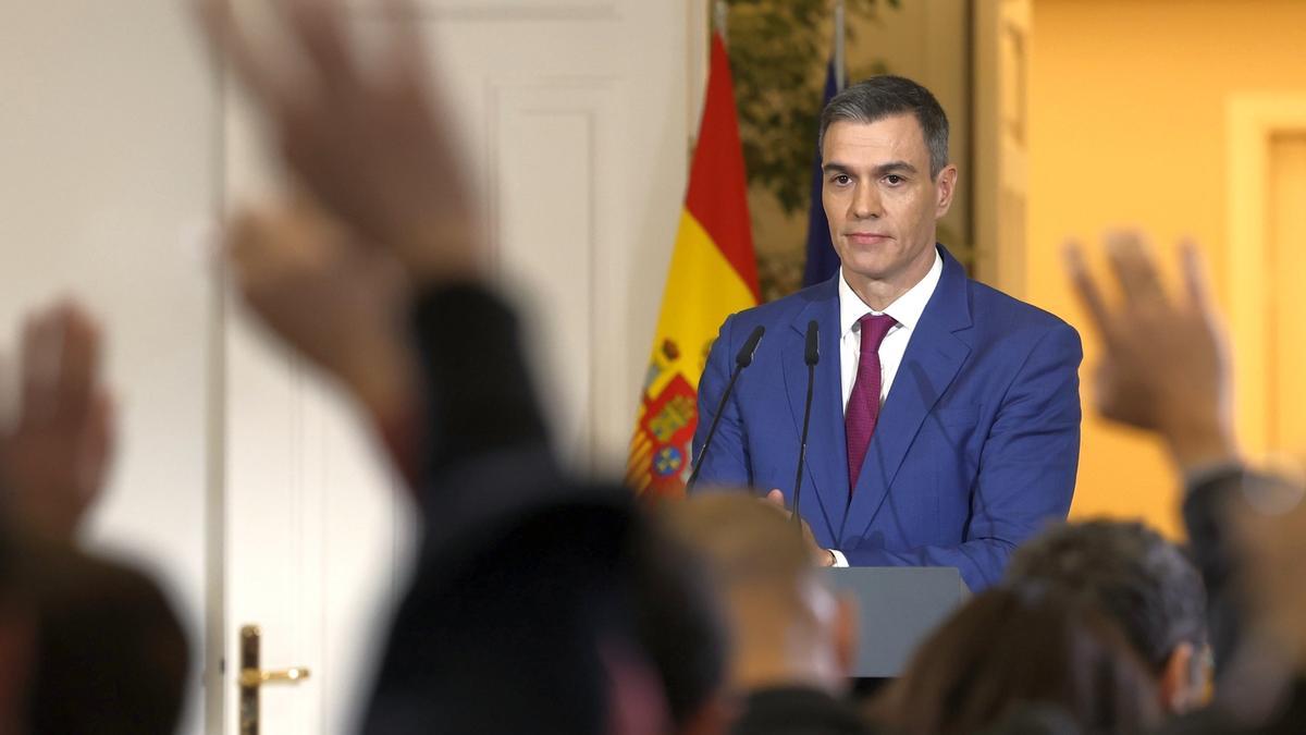 Los periodistas presentes en la comparecencia de ayer de Pedro Sánchez piden turno para preguntar al presidente español.