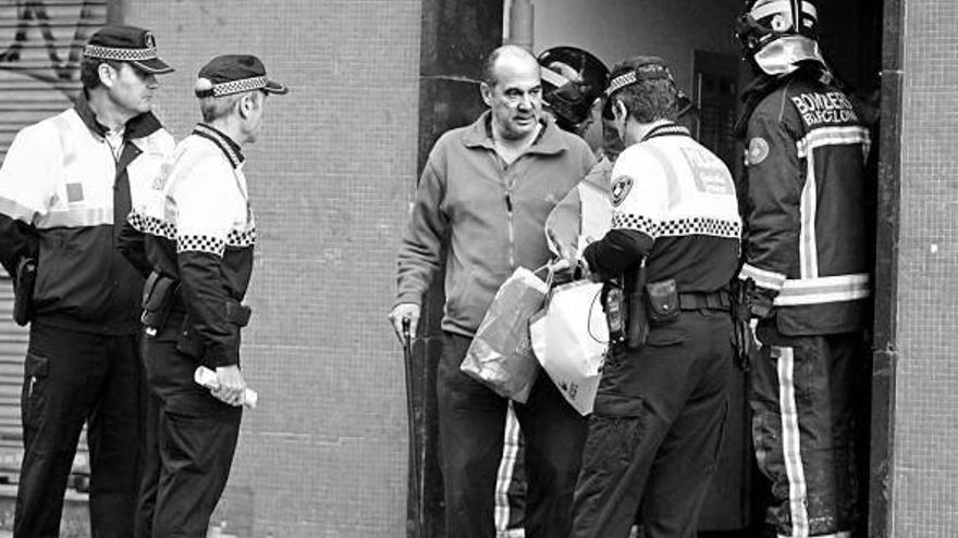 Agentes de Policía charlan con un vecino del bloque.