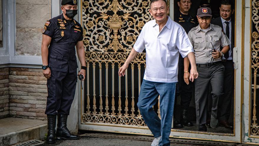 El ex primer ministro tailandés Thaksin Shinawatra, en libertad condicional tras ocho meses en prisión