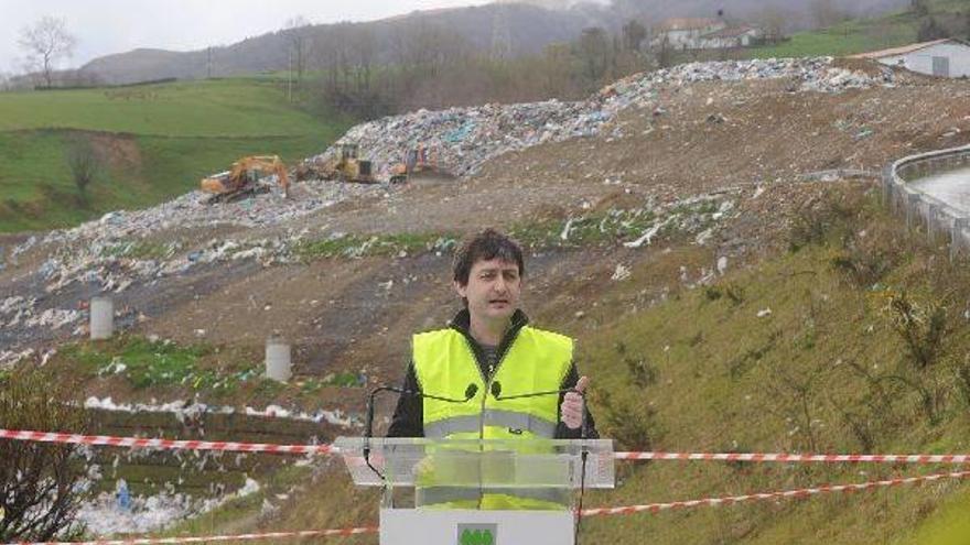 El diputado de Medio Ambiente, Iñaki Errazkin, ayer en el acto celebrado en el vertedero de Urteta en Zarautz.
