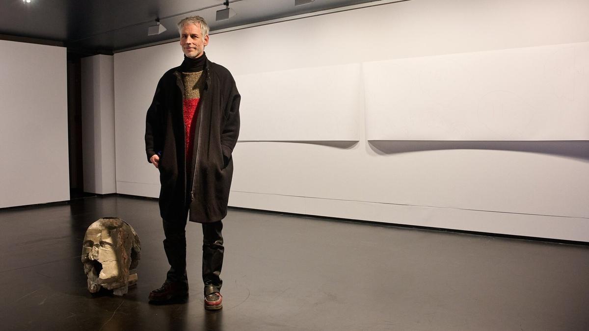 Iñaki Garmendia, en el Museo Oteiza con su &#039;Cabeza borradora&#039;.