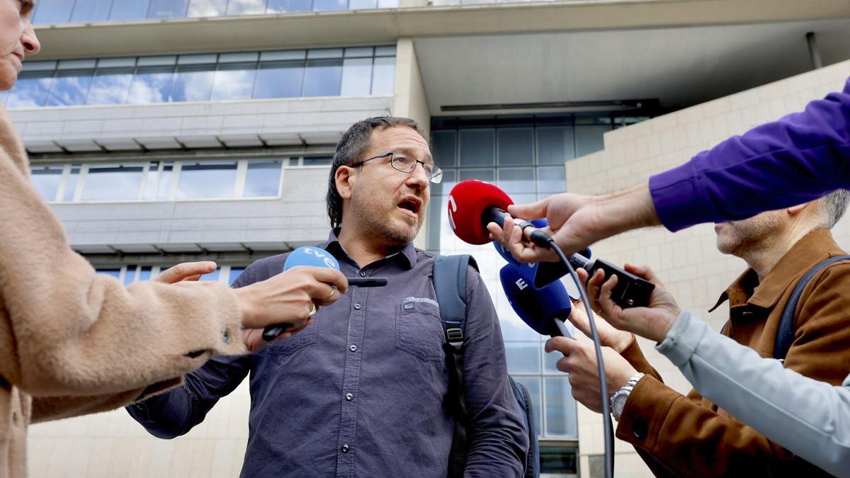 Iker Sarriegi atiende a los medios a la salida del juzgado.