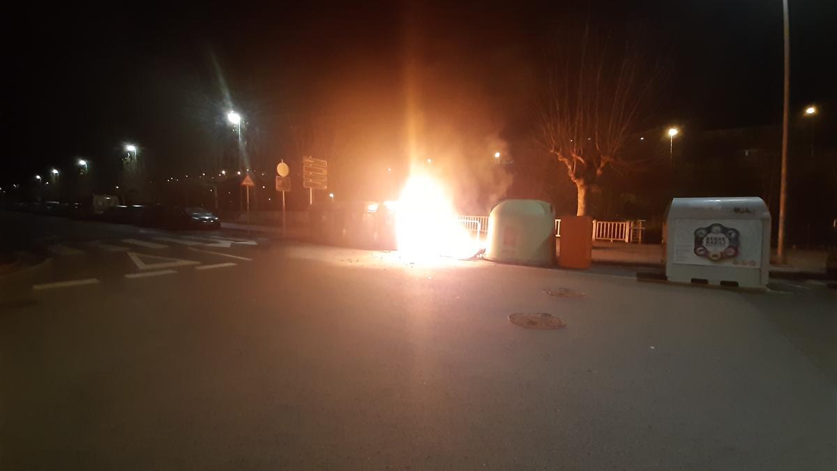 Contenedores ardiendo durante una de las quemas provocadas en lo que va de año.