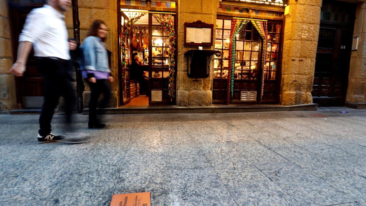 Vista de la placa en recuerdo a Gregorio Ordóñez, junto al lugar en el que el concejal del PP fue asesinado por ETA hace 25 años, junto al bar La Cepa.