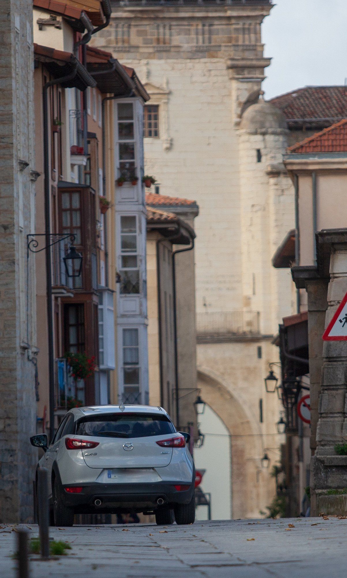 Un coche circula por el Casco Viejo de Vitoria.