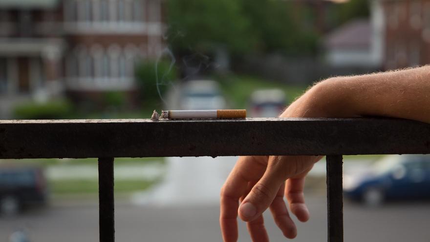 Fumar en el balcón de casa puede salirte caro: cuándo la comunidad puede prohibírtelo