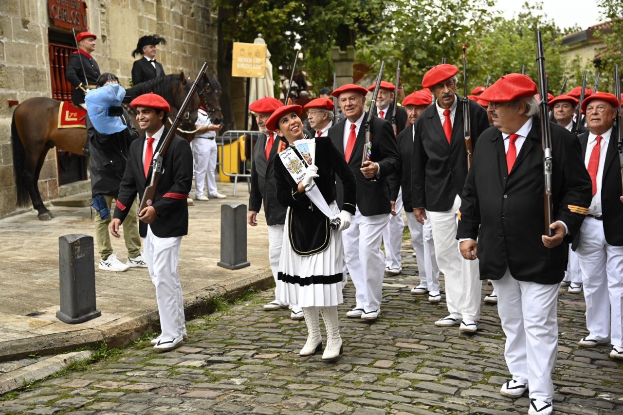 El Alarde desfila por las calles de Hondarribia
