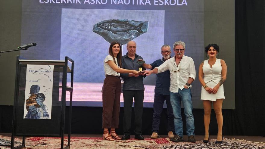 Bermeo inaugura la Arrain Azoka con la entrega del Hegaluze Saria a la Escuela de Naútica