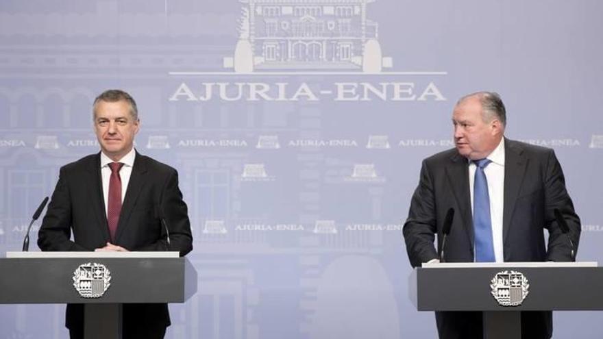 Iñigo Urkullu  y el presidente de Confebask, Roberto Larrañaga, tras la firma del Acuerdo Marco de colaboración por el empleo y la cualificación en Euskadi 2018-2020