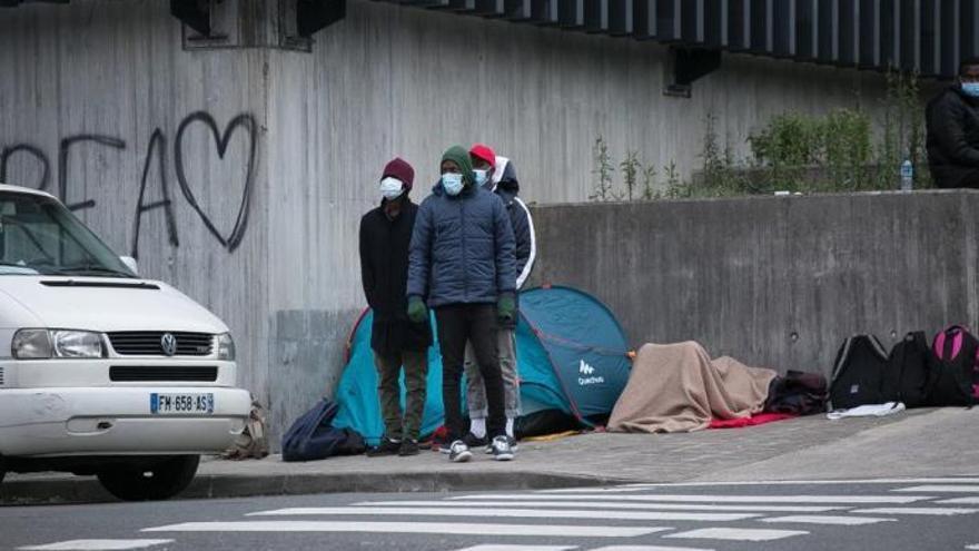 Un grupo de migrantes en Irún esperando su oportunidad para cruzar al frontera.