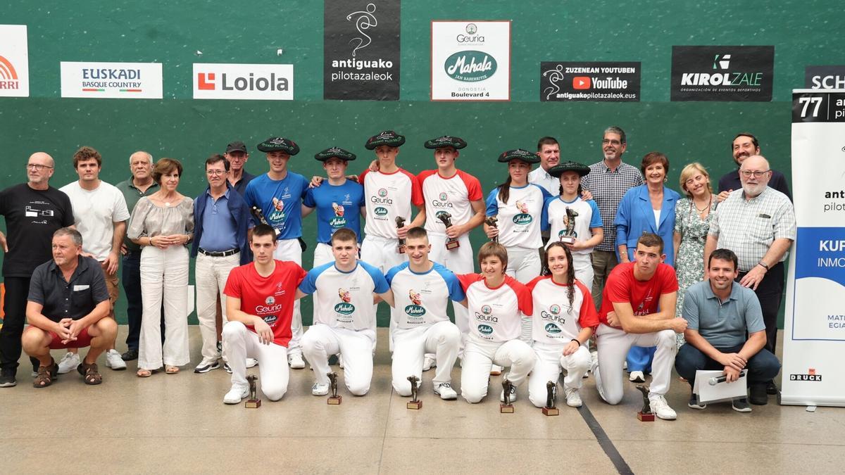 Finalistas, organizadores y representantes institucionales, en el Torneo del Antiguo.
