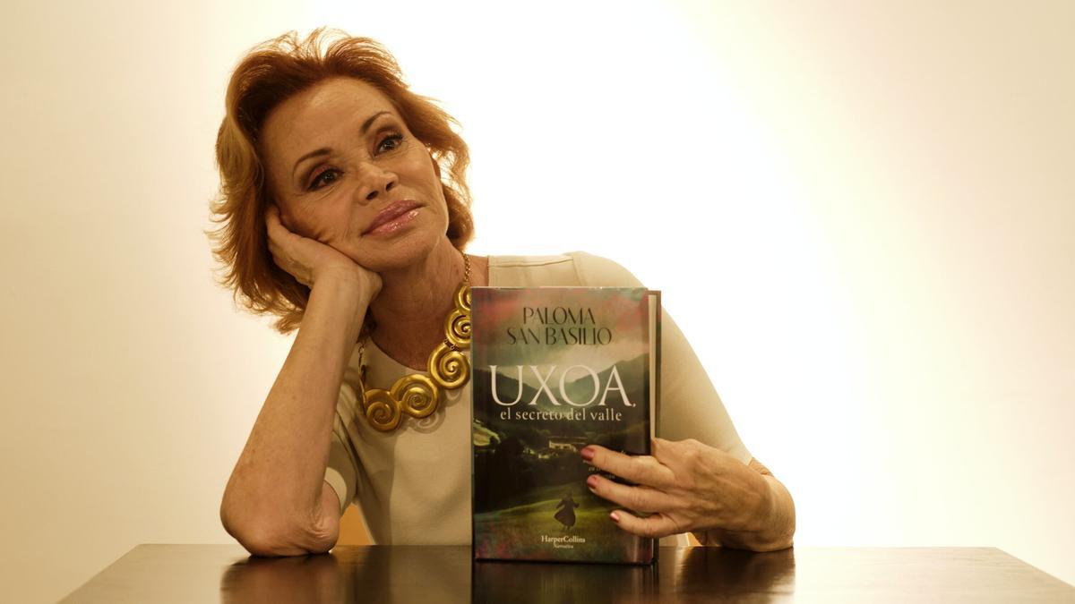 Paloma San Basilio, fotografiada con motivo de su nueva novela, &#039;Uxoa&#039;, una historia de amores, secretos y sobre la pérdida y el duelo que ambienta en el Valle de Baztan.