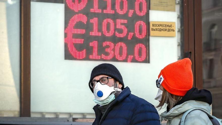 La UE expulsa a siete bancos rusos aunque no a los dos principales