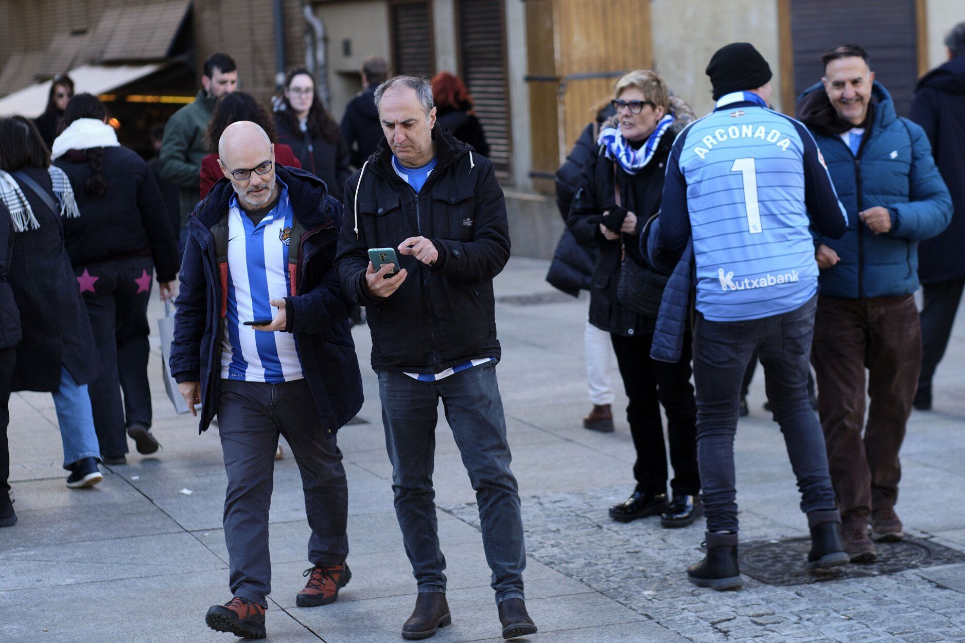 El frío no frena a la afición txuri-urdin en Pamplona