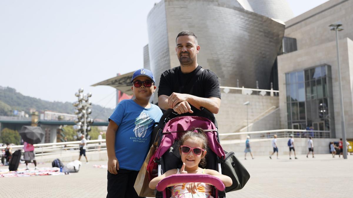 Eric Zon y su familia han venido desde Barcelona a pasar unos días en Bilbao