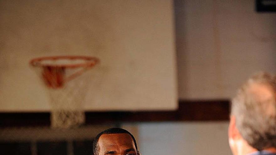 Fotografía cedida de LeBron James durante una entrevista en Greenwich, Connecticut (EE.UU.), donde puso fin a meses de especulaciones y anunció que jugará la próxima temporada 2010-11 del torneo con los Heat de Miami.