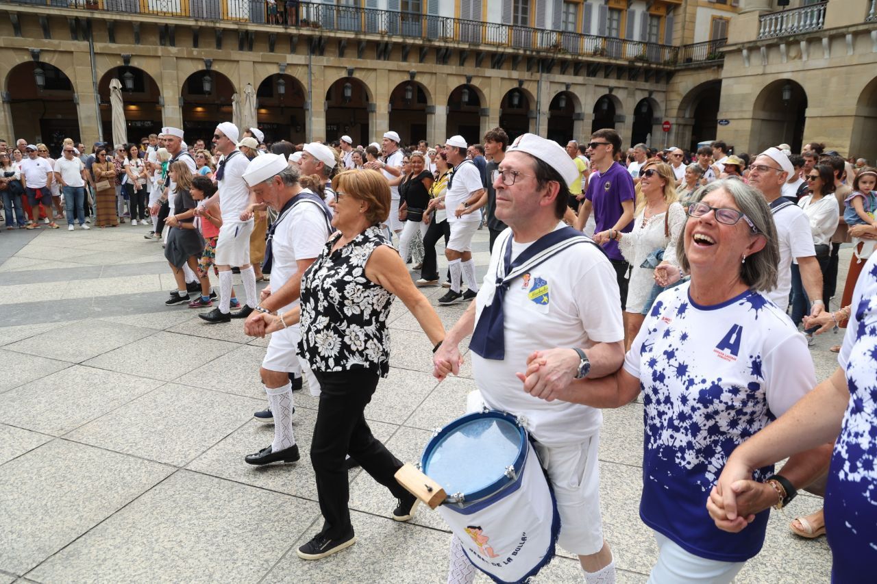 Recibimiento a Donostia Arraun Lagunak en la plaza de la Constitución