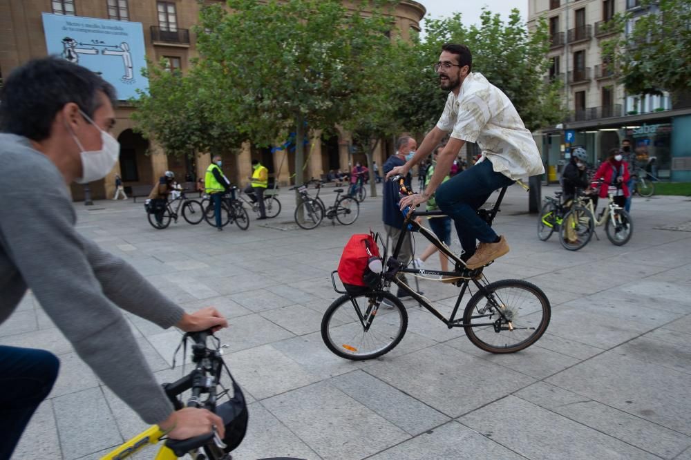 Gente reunida antes de iniciar la marcha denominada "Masa crítica", un movimiento global que, una vez al mes, reivindica de forma festiva el espacio de la bicicleta en las ciudades.