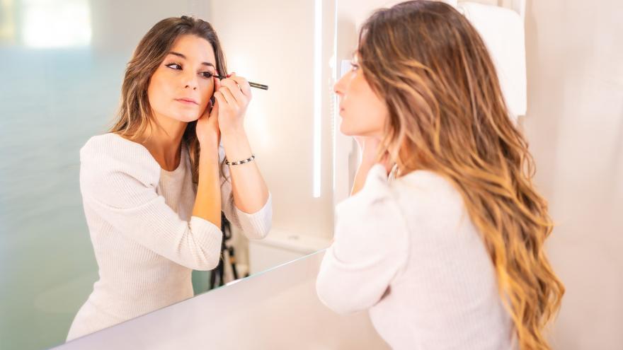 &#039;Maquillaje al revés&#039;: el hábito que cambia por completo tla rutina de belleza