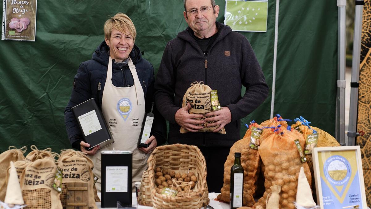 Lorena Ibáñez Lacalle y Tirso Salvatierra, en el mercado de producto local y artesano Basotxoa del Bosquecillo de Pamplona el pasado sábado.