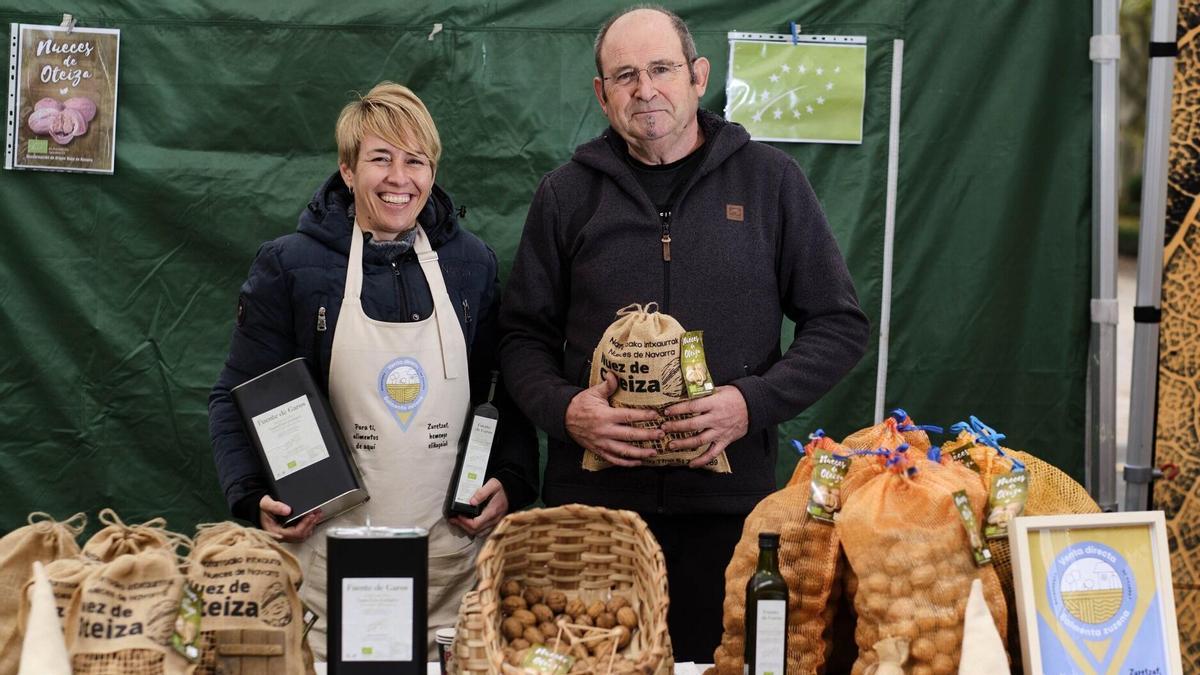 Lorena Ibáñez Lacalle y Tirso Salvatierra, en el mercado de producto local y artesano Basotxoa del Bosquecillo de Pamplona el pasado sábado.
