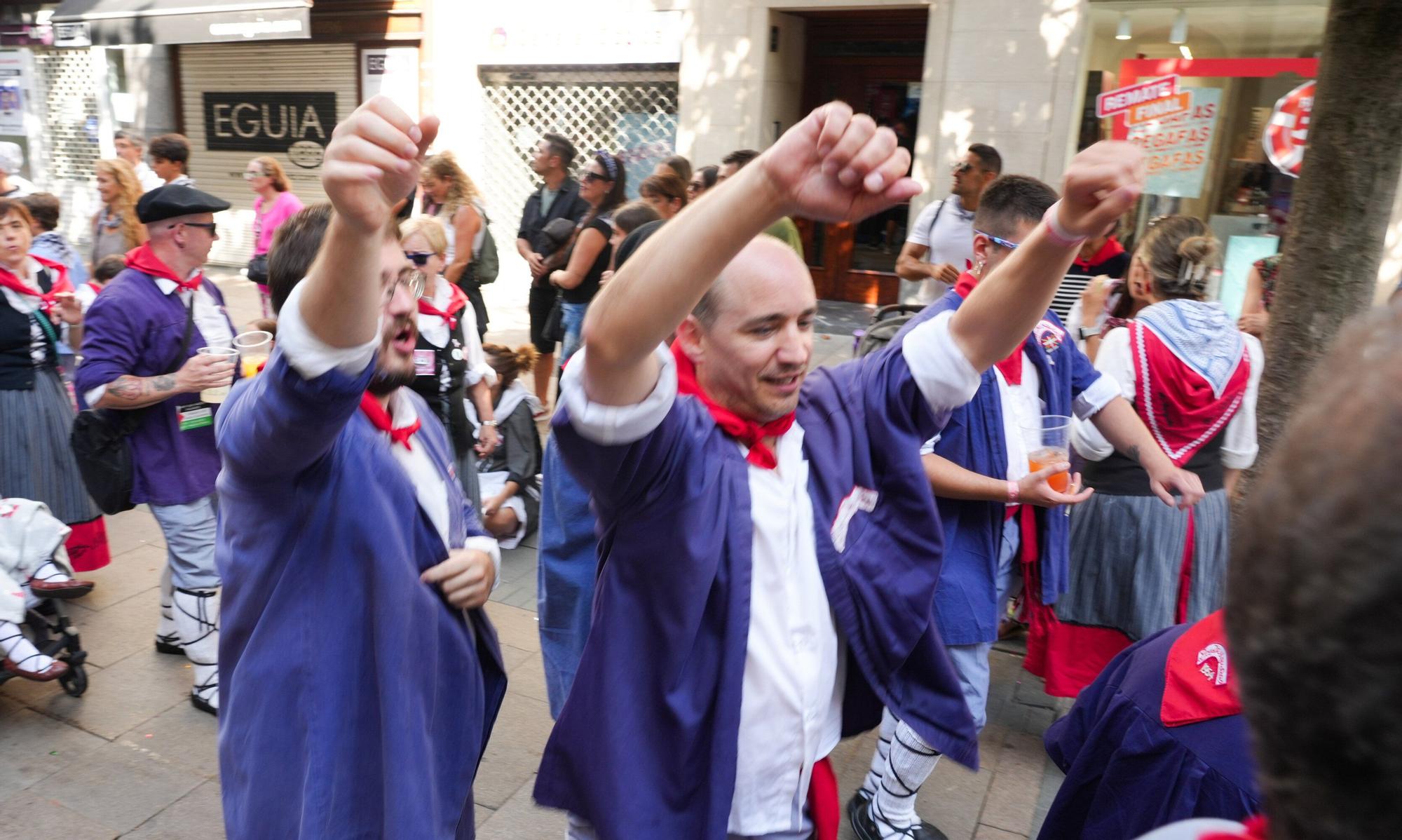 En imágenes: Blusas y neskas desfilan en el primer paseíllo