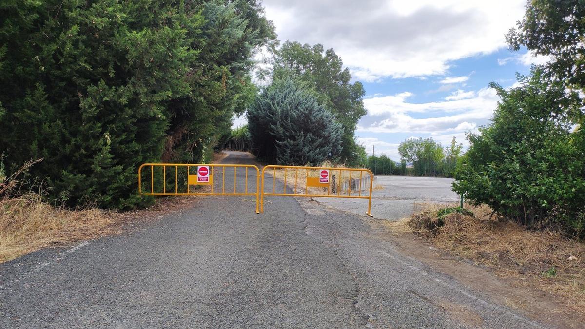 Vallas en la carretera que va a Andéraz y también a otras fincas con servidumbre de paso en el término de Abárzuza (Tierra Estella).