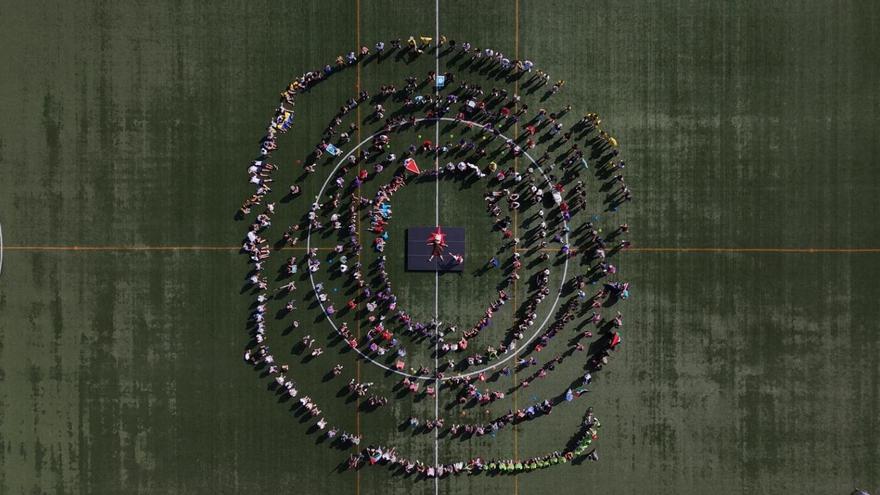 Una histórica cadena humana llena Igorre de compromiso con el euskera