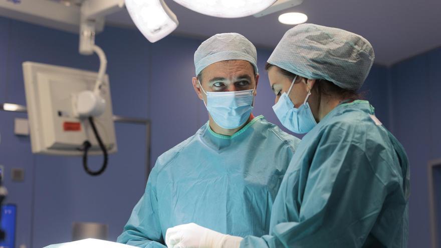 Un estudio en 17.300 pacientes confirma que la cirugía del cáncer de mama puede ser menos invasiva sin perder eficacia