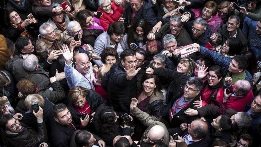 Pedro Sánchez se da un baño de masas &quot;color esperanza&quot; en Xirivella.