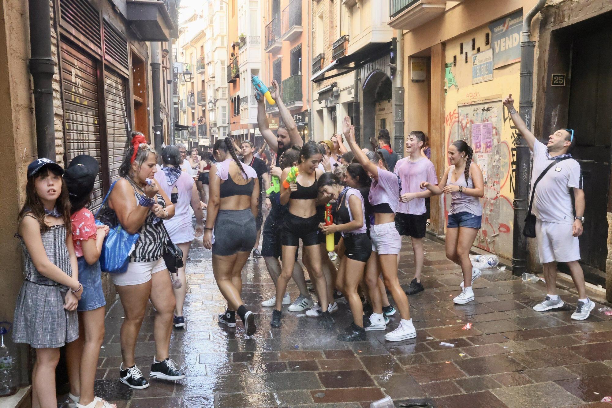 En imágenes: Vitoria sale a la calle a celebrar La Blanca tras el txupinazo