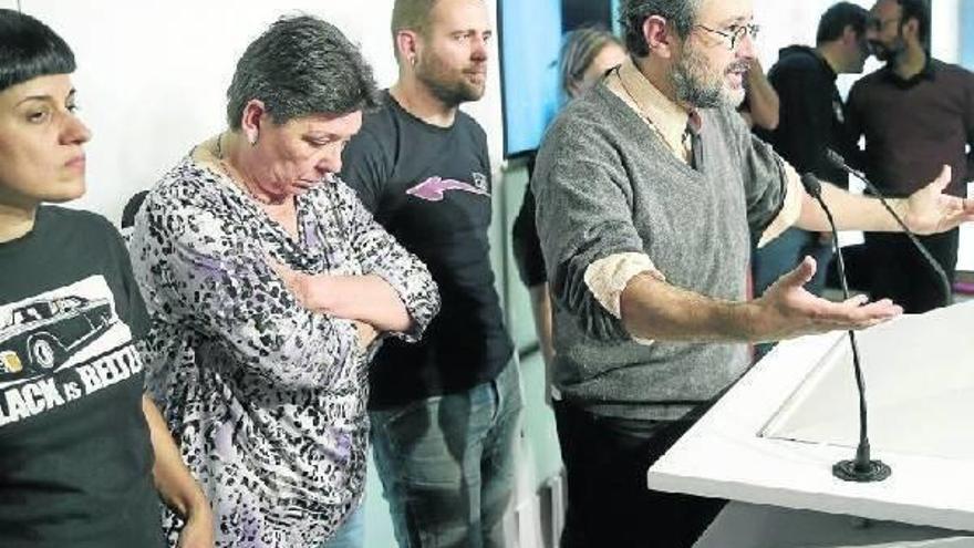 Antonio Baños, cabeza de lista de la CUP, flanqueado ayer por sus diputados y miembros del secretariado nacional del partido.