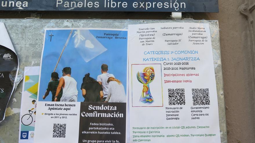 Las parroquias de Urretxu y Zumarraga tiran de carteles y códigos QR para conseguir niños y jóvenes