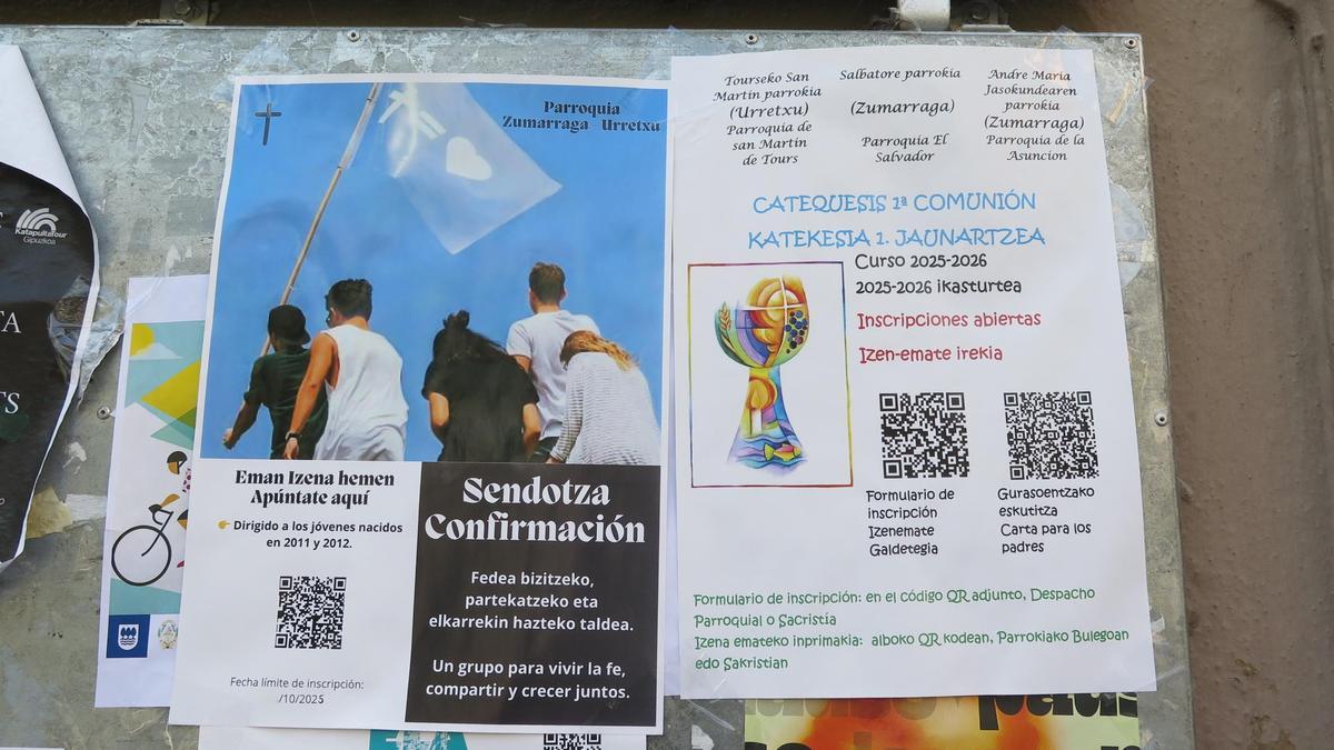 Los carteles que han colocado las parroquias de Urretxu y Zumarraga.