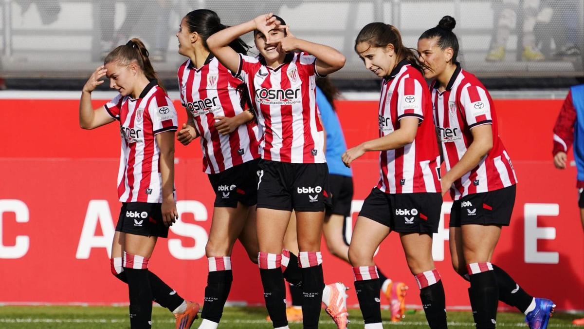 Daniela Agote celebra con sus compañeras el gol al Levante que dejó los tres puntos en Lezama.
