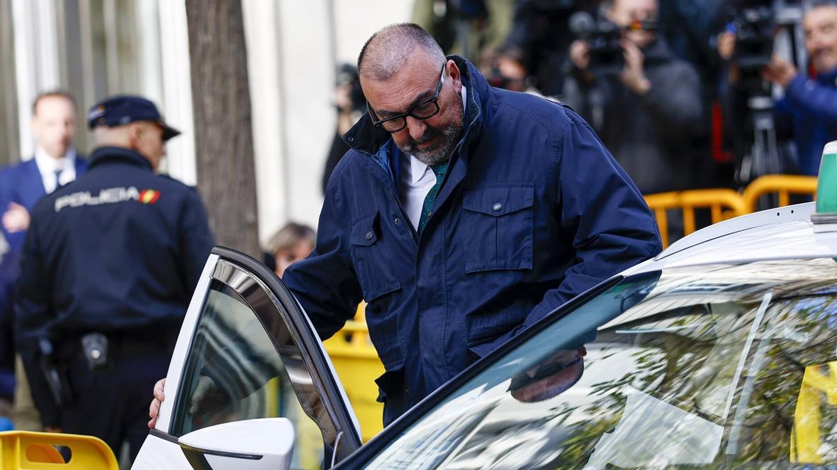 Koldo García, se sube en un taxi tras declarar en el Tribunal Supremo.